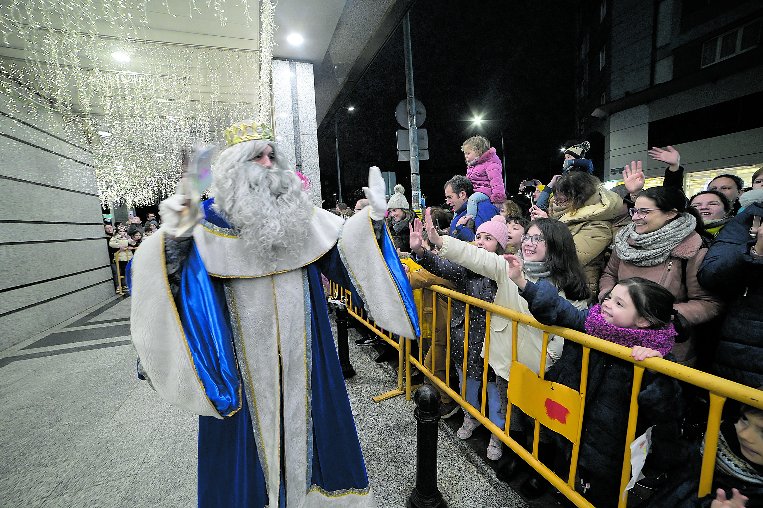 Un instante de la recepción de los Reyes Magos en los soportales de El Corte Inglés de León. | MAURICIO PEÑA