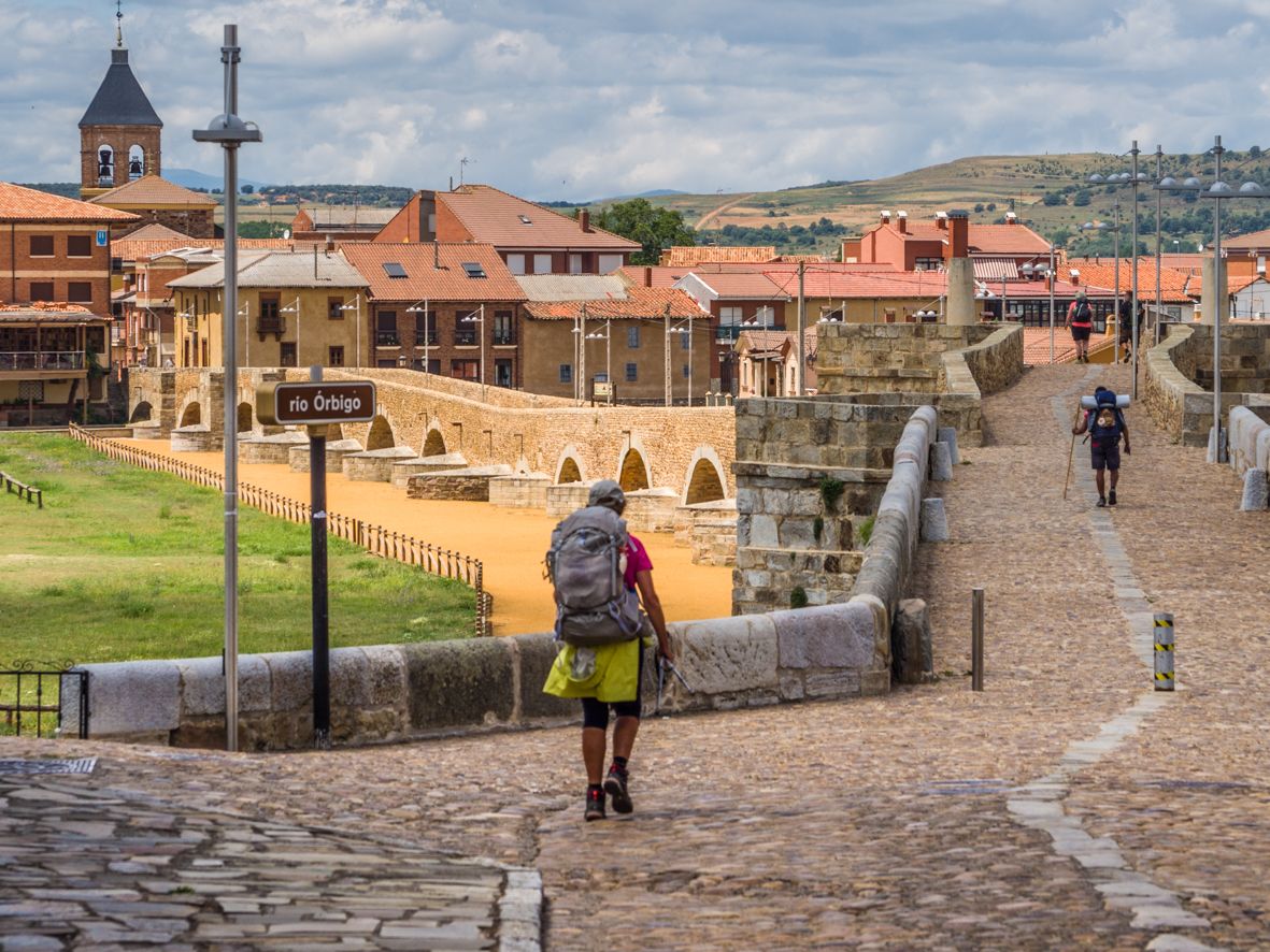 Con esta foto de Hospital de Órbigo se promociona el Camino de Santiago. | LNC