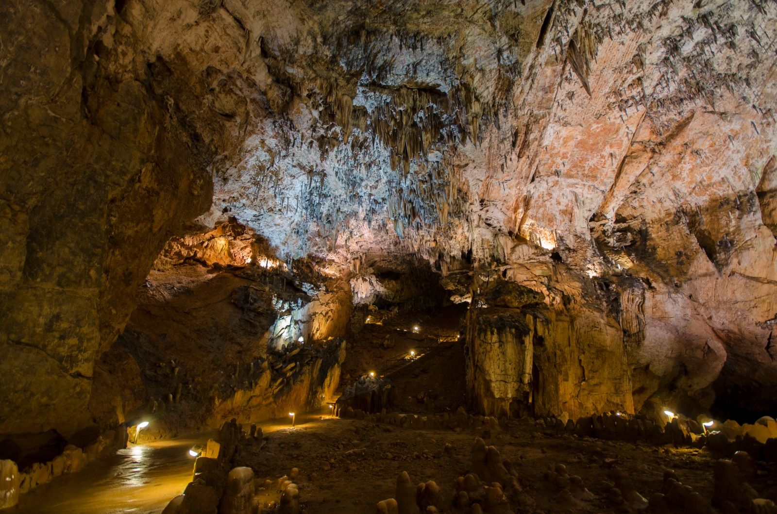 Interior de la Cueva de Valporquero. | L.N.C.