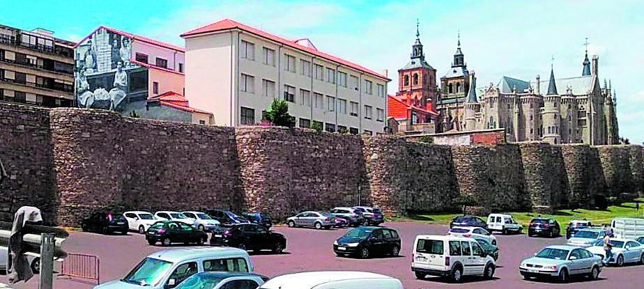 Un tramo de la muralla de Astorga, cuyas obras de restauración se iniciarán el próximo lunes. P.F.