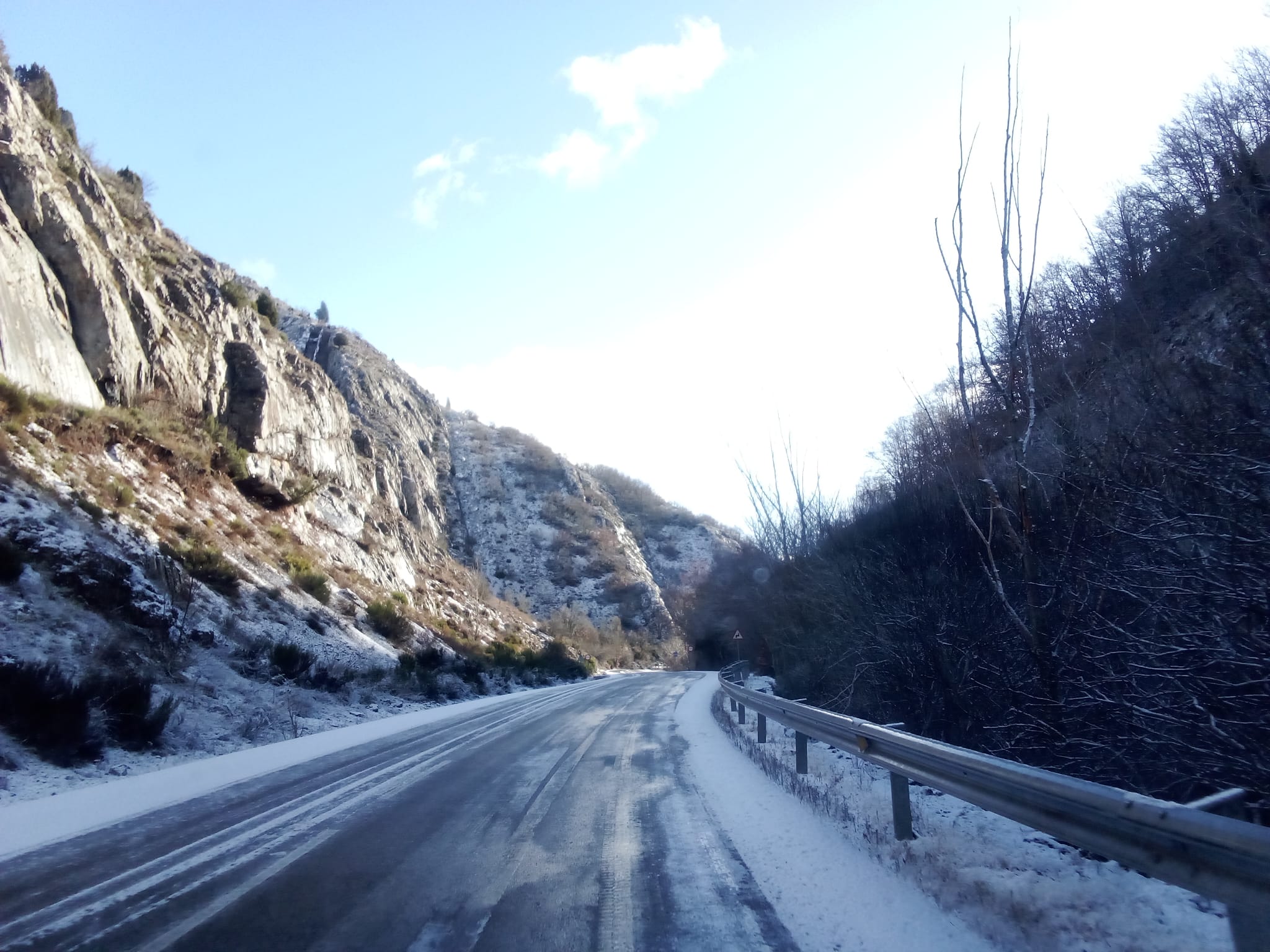 Nieve este viernes 5 de enero en una carretera secundaria de La Pola de Gordón (León). | E.N.
