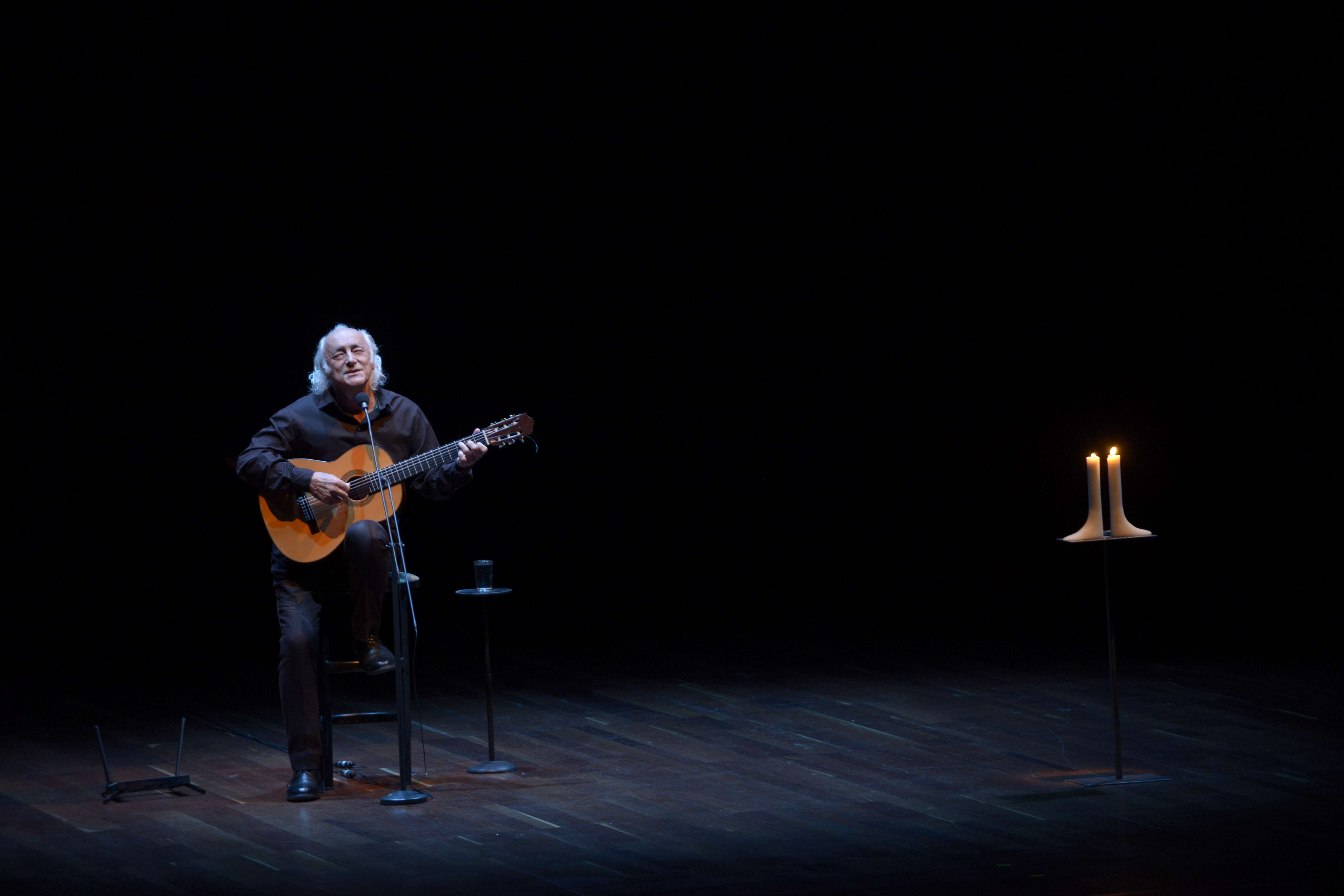 El compositor y cantautor berciano, Amancio Prada, durante uno de sus conciertos recital. | MAURICIO PEÑA