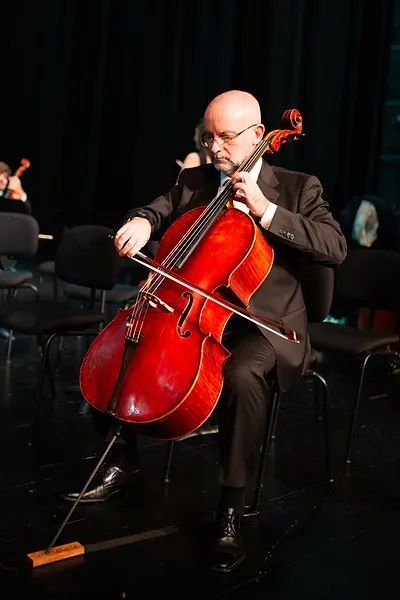 El violoncelista y compañero de Prada en concierto, Ángel Luis Quintana. 