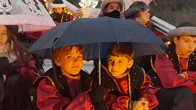 Con paraguas también se recibe a Sus Majestades. | MAR IGLESIAS