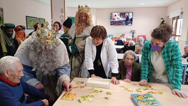 Los Reyes Magos también visitaron las residencias de mayores. | ABAJO