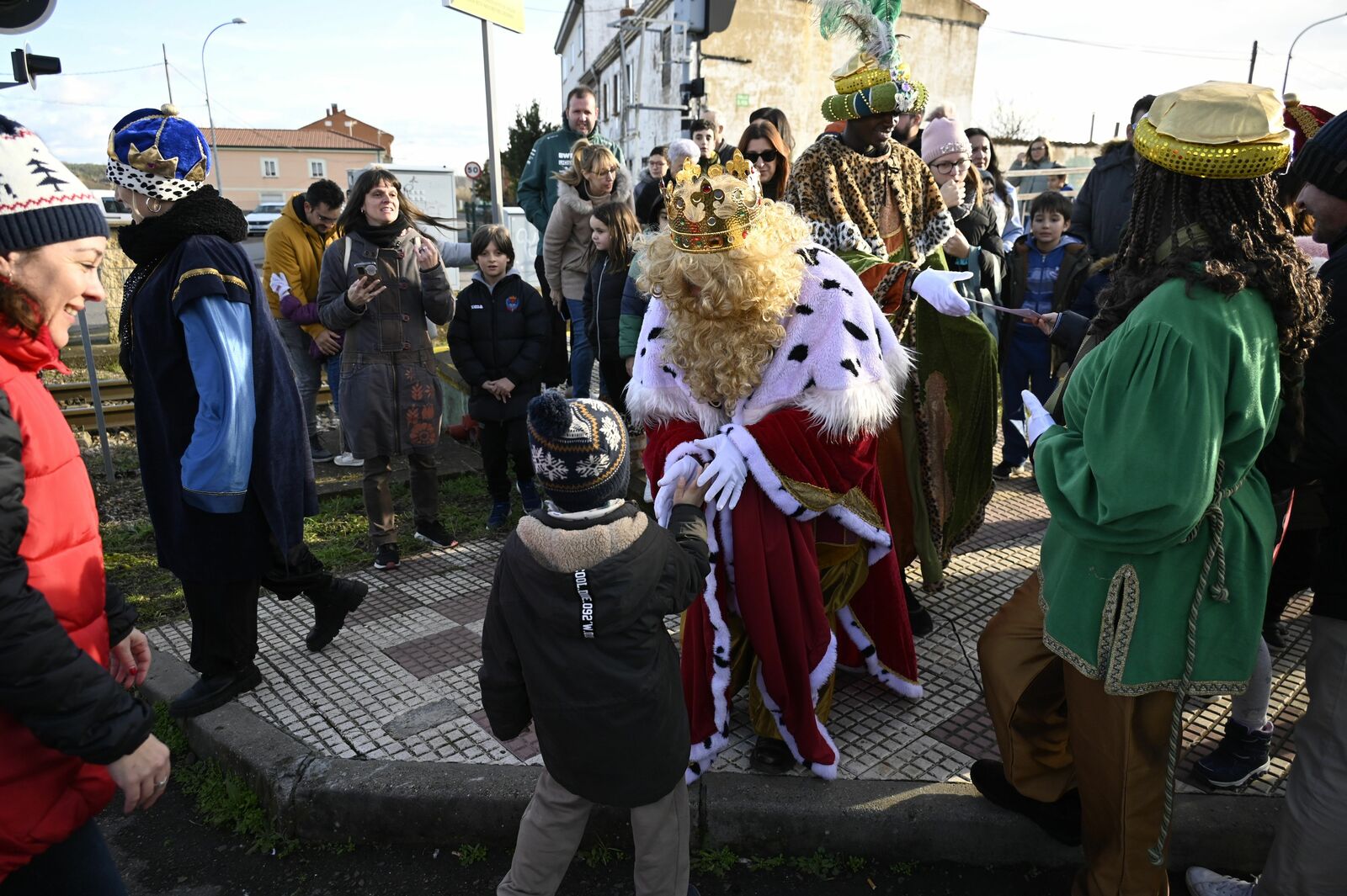 Los Reyes llegaron a Villaquilambre en el antiguo tren de Feve. | SAÚL ARÉN