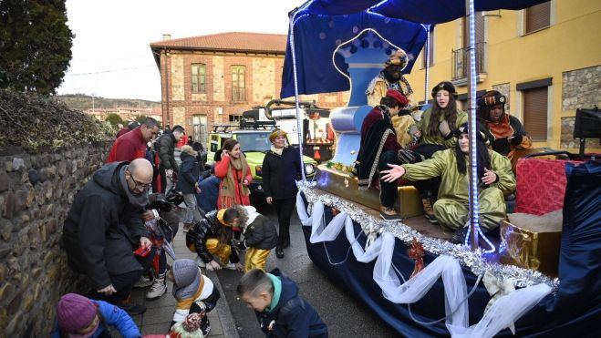 Los Reyes Magos a su paso por Carbajal de la Legua. | SAÚL ARÉN