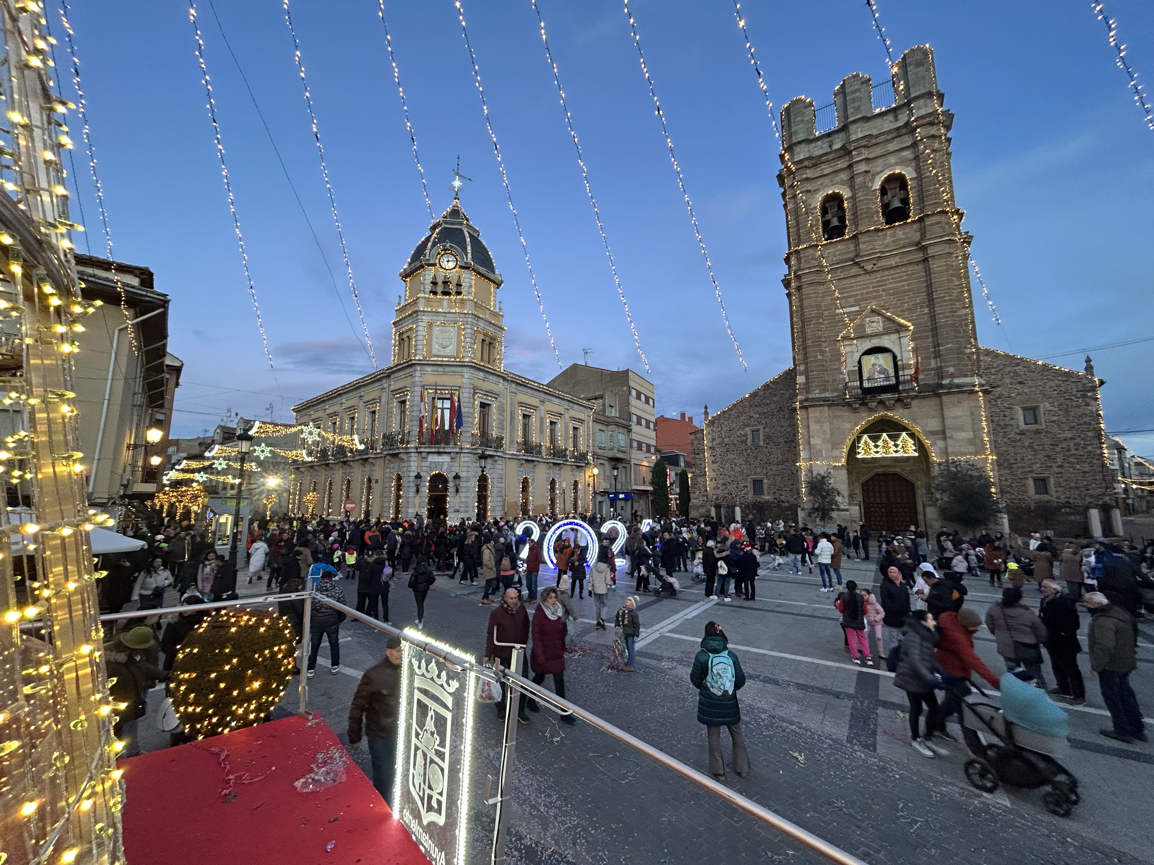 La cabalgata de los Reyes Magos llegó a la Plaza Mayor acompañada por cientos de personas, sobre todo de los más pequeños. | ABAJO