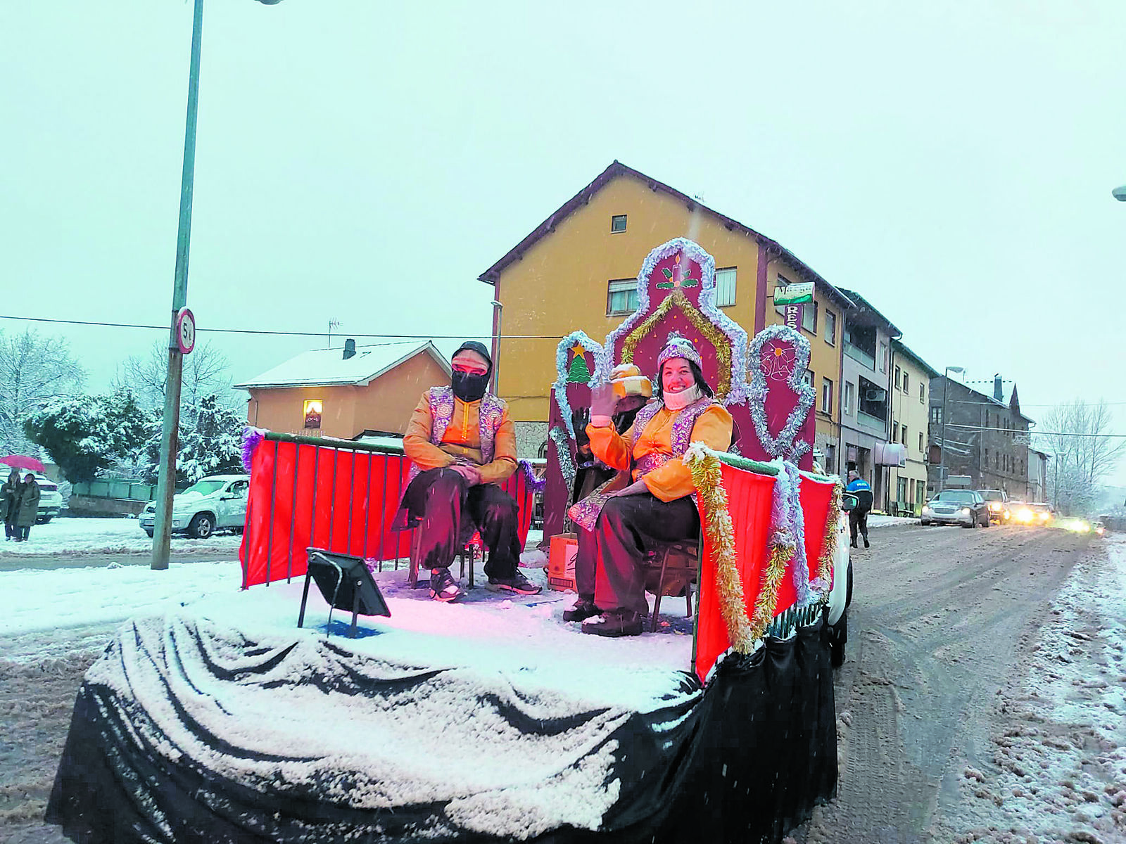 Villablino recibió a Sus Majestades con nieve. | L.N.C.