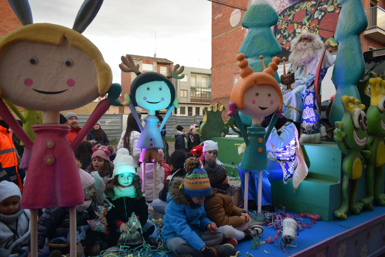 Los niños acompañaron a Melchor en Santa María del Páramo. |ALEJANDRO RODRÍGUEZ