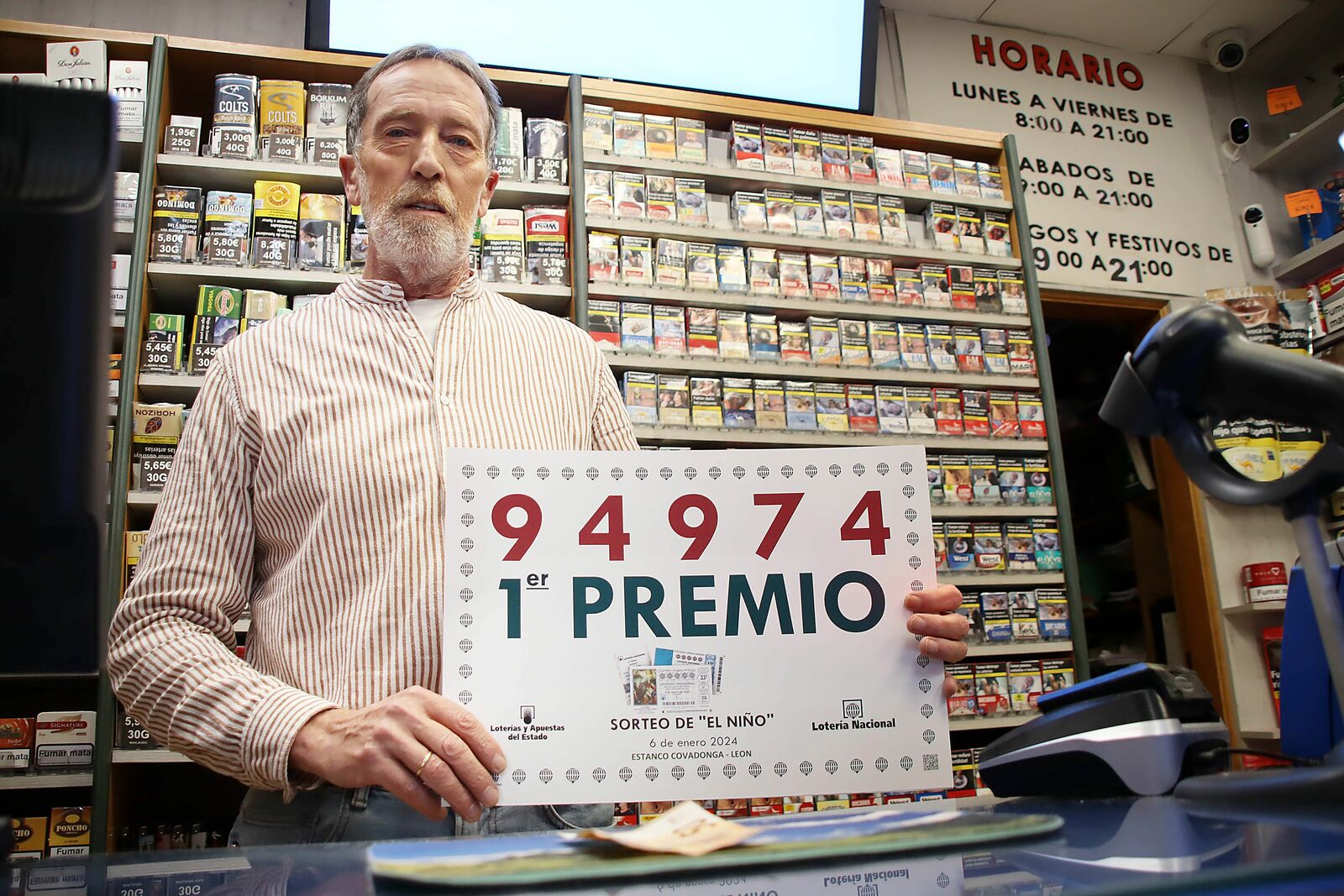 Parte del Primer Premio de la Lotería del Niño cae en un estanco de León. | PEIO GARCÍA (ICAL)