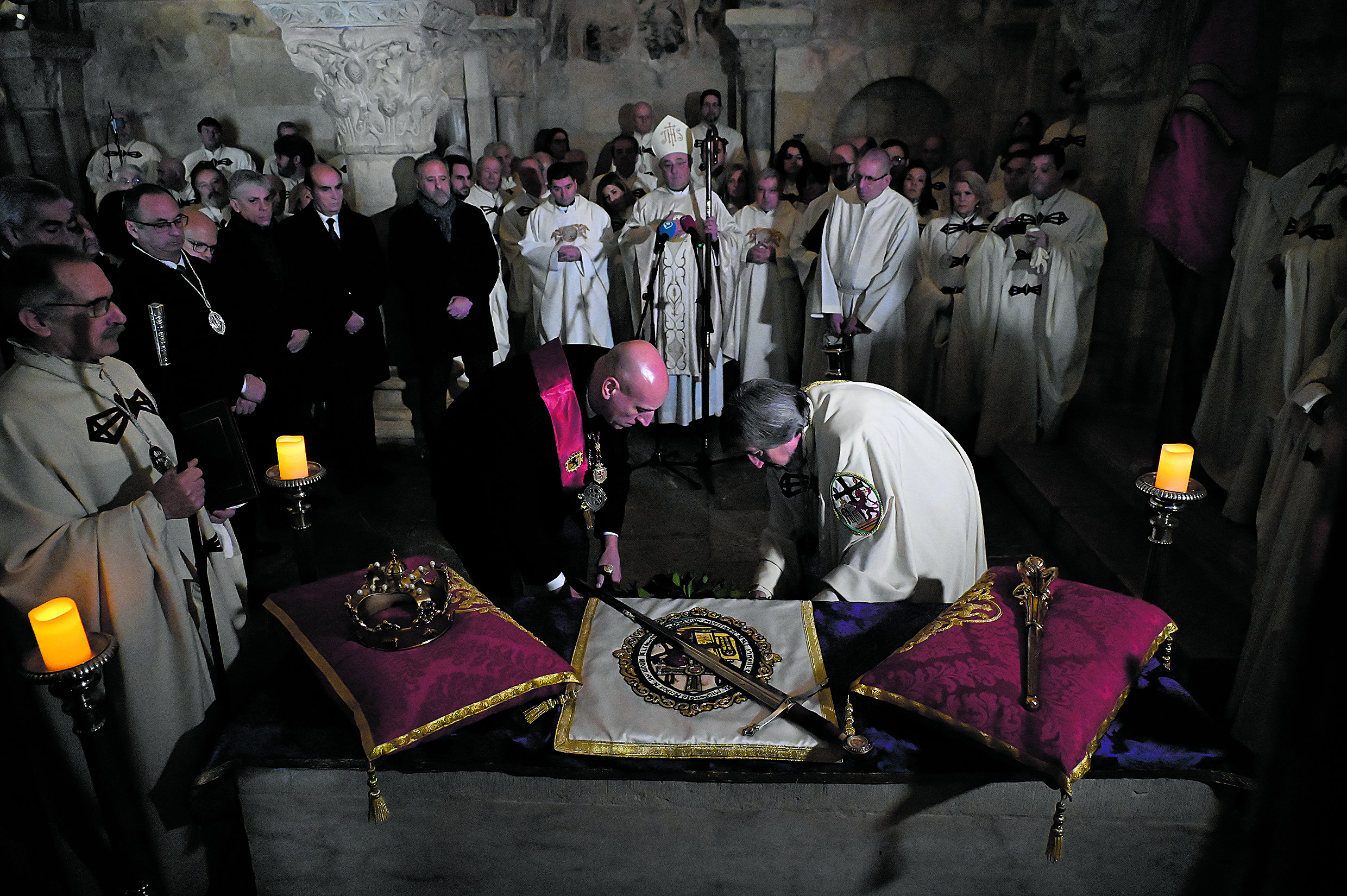 Una nutrida representación institucional se sumó a la cita, que comenzó con una ceremonia íntima de velatorio en el Panteón Real. | SAÚL ARÉN