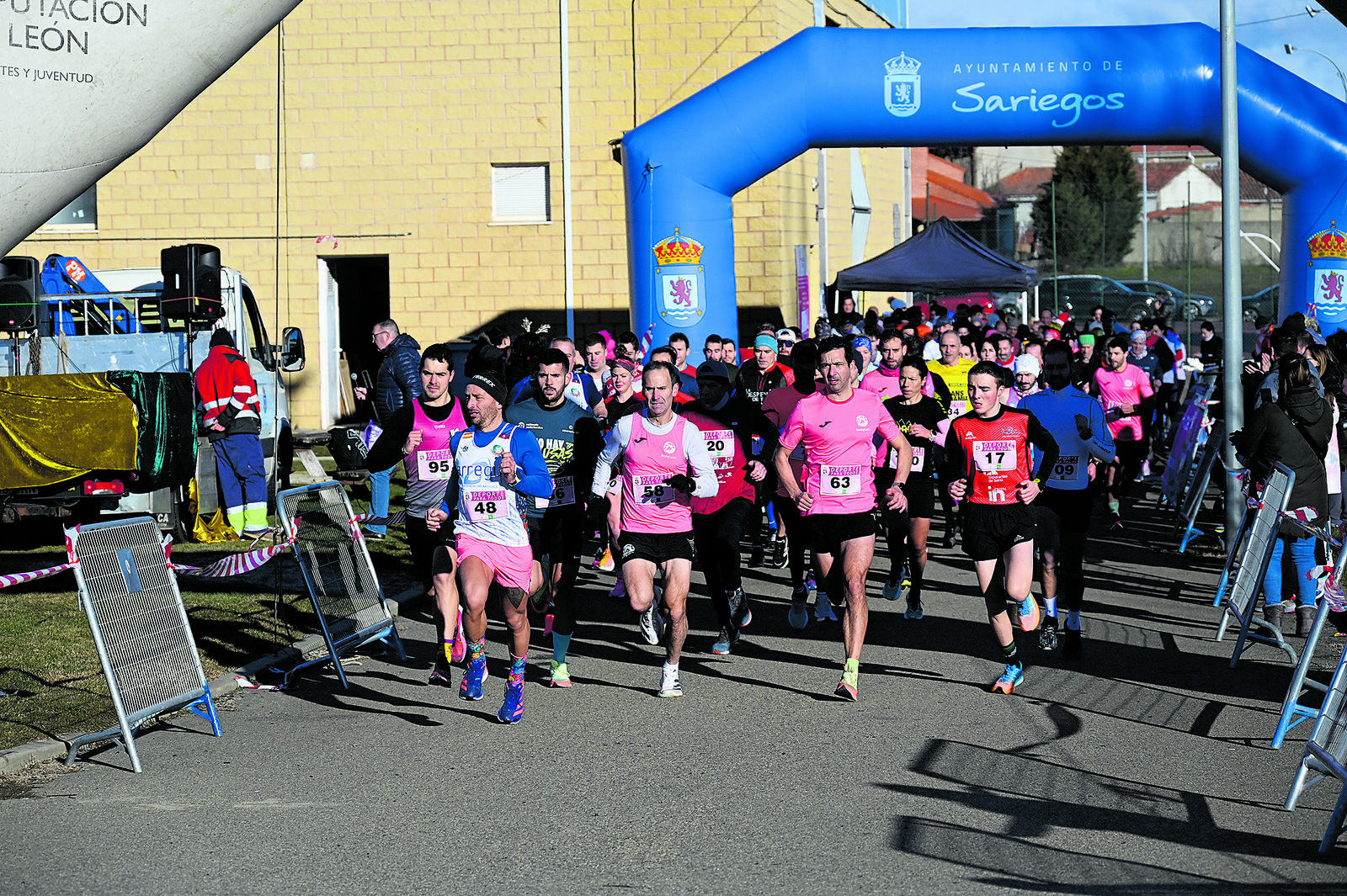 La cross de Sariegos abrió el año por todo lo alto  con más de 500 corredores entre todas las categorías. | SAÚL ARÉN