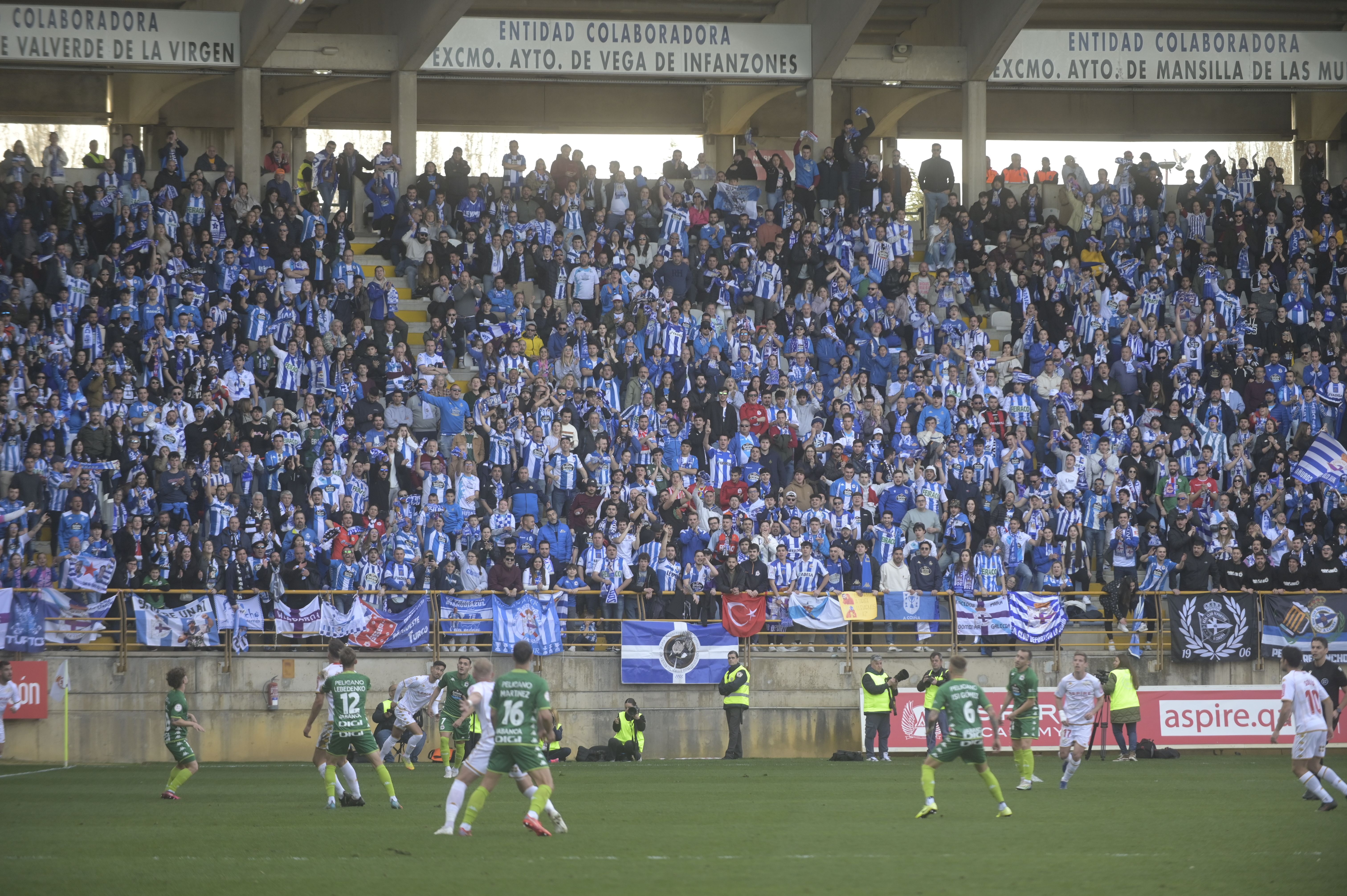Imagen de la última visita del Deportivo a León, en 2023, también con nutrida representación gallega en la grada. | JESÚS F. SALVADORES