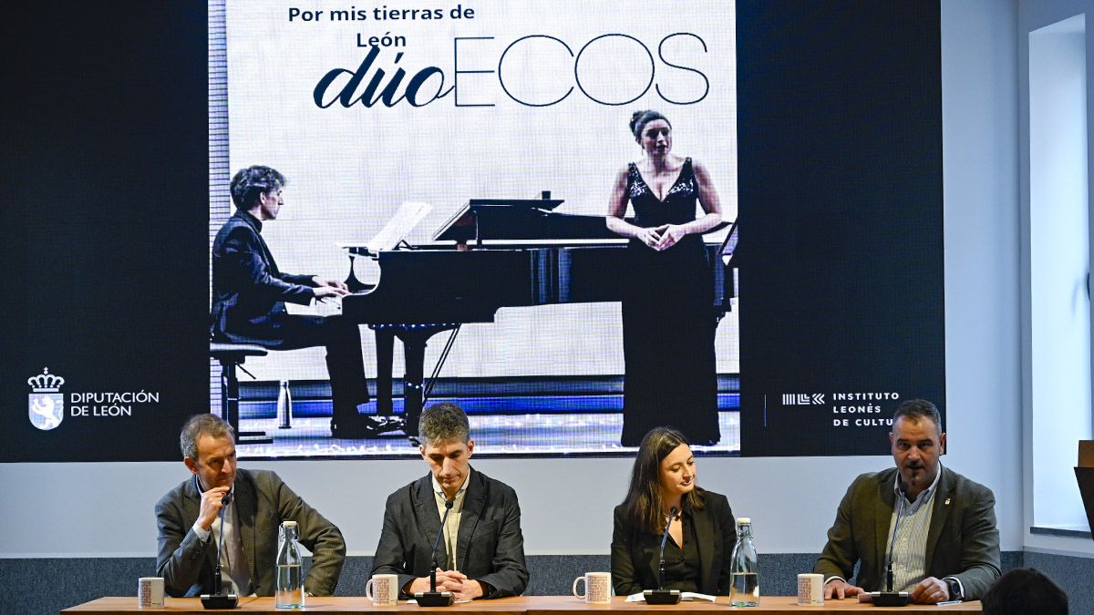 Santiago Dorado, Héctor Sánchez, Noelia Álvarez y Emilio Martínez durante la presentación. | SAÚL ARÉN