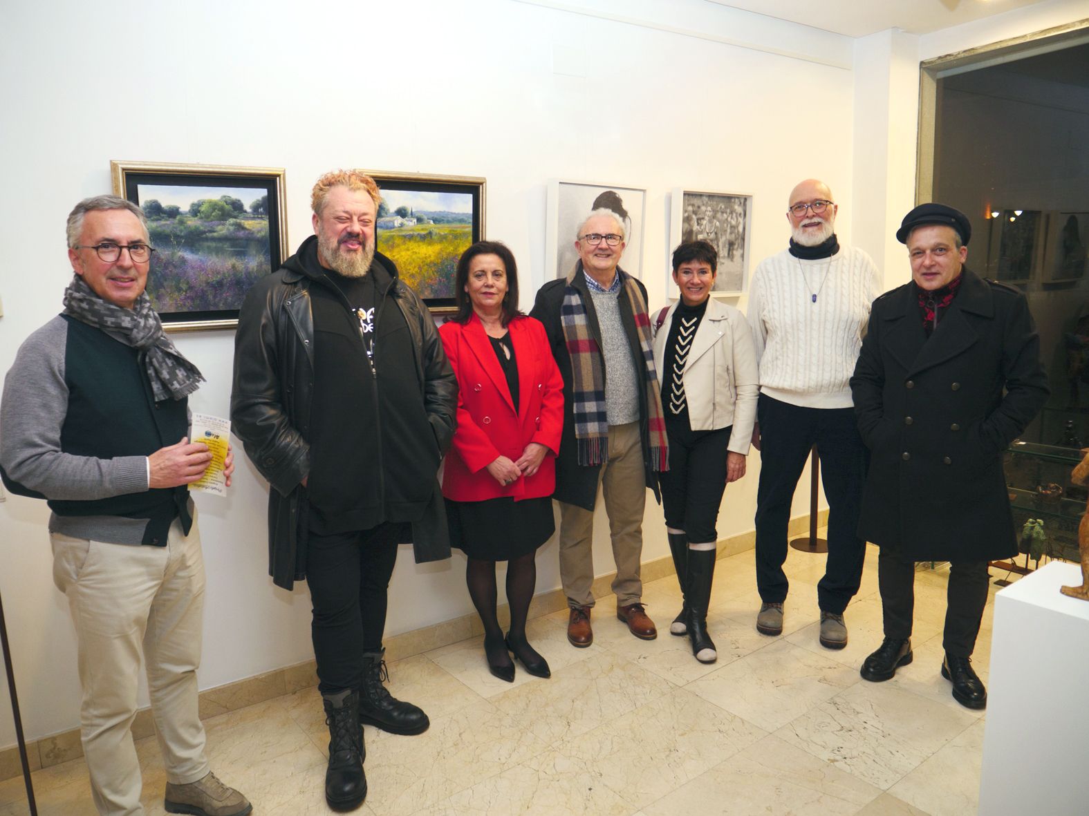 La galerista Gelines con seis de los catorce artistas participantes en la exposición colectiva que acoge actualmente Alemi. | VICENTE GARCÍA