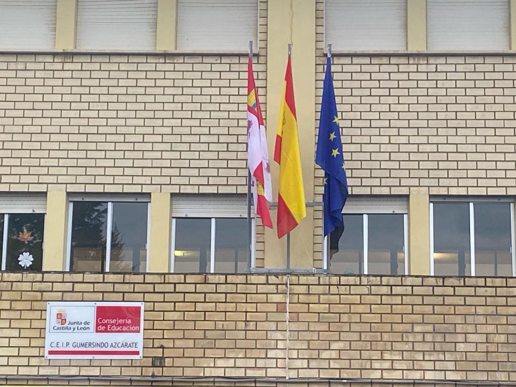 Banderas frente al colegio Gumersindo Azcárate.