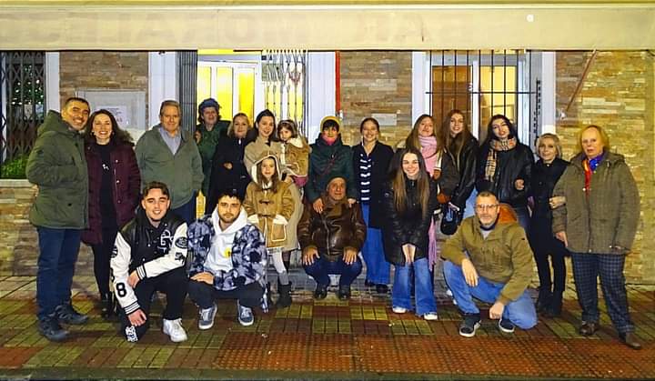 La fotografía de fin de año fue una foto de familia ante su Bar Moralejo.