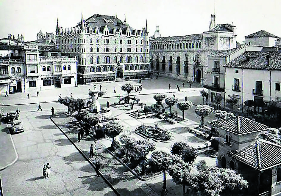 La plaza de las palomas a mediados de la década de los cincuenta. | L.N.C.
