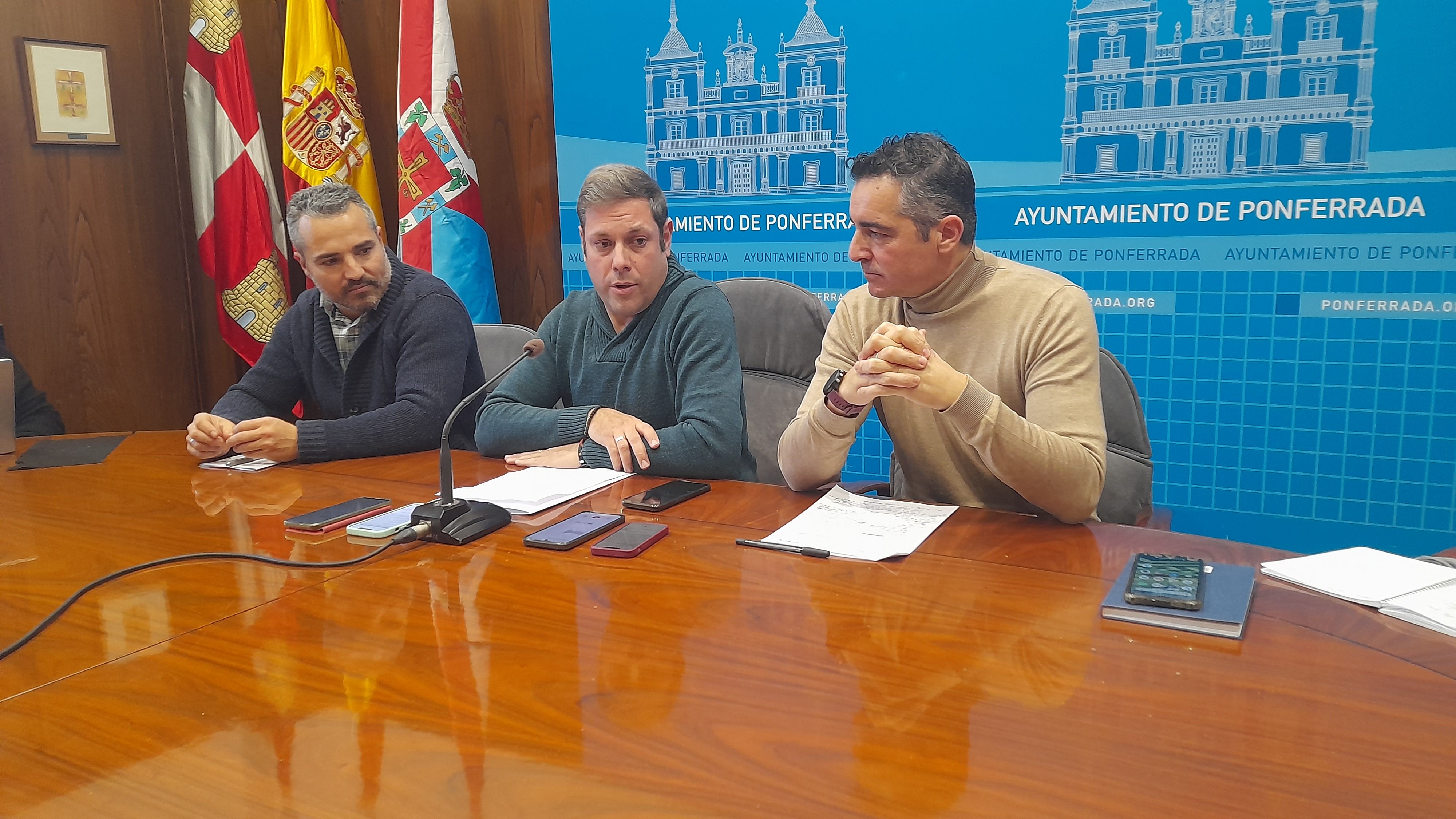 Pacios, Alonso y Mendo en rueda de prensa. | MAR IGLESIAS