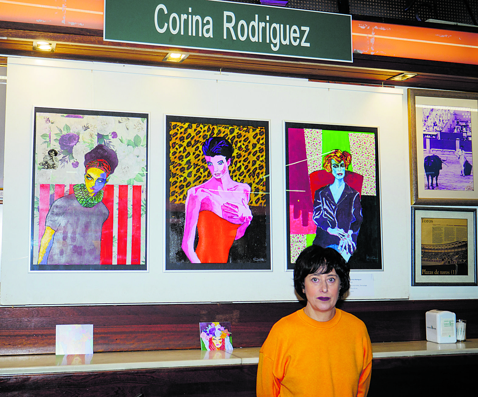 La artista leonesa Corina Rodríguez expone sus coloristas retratos de mujeres en el Camarote Madrid. | VICENTE GARCÍA