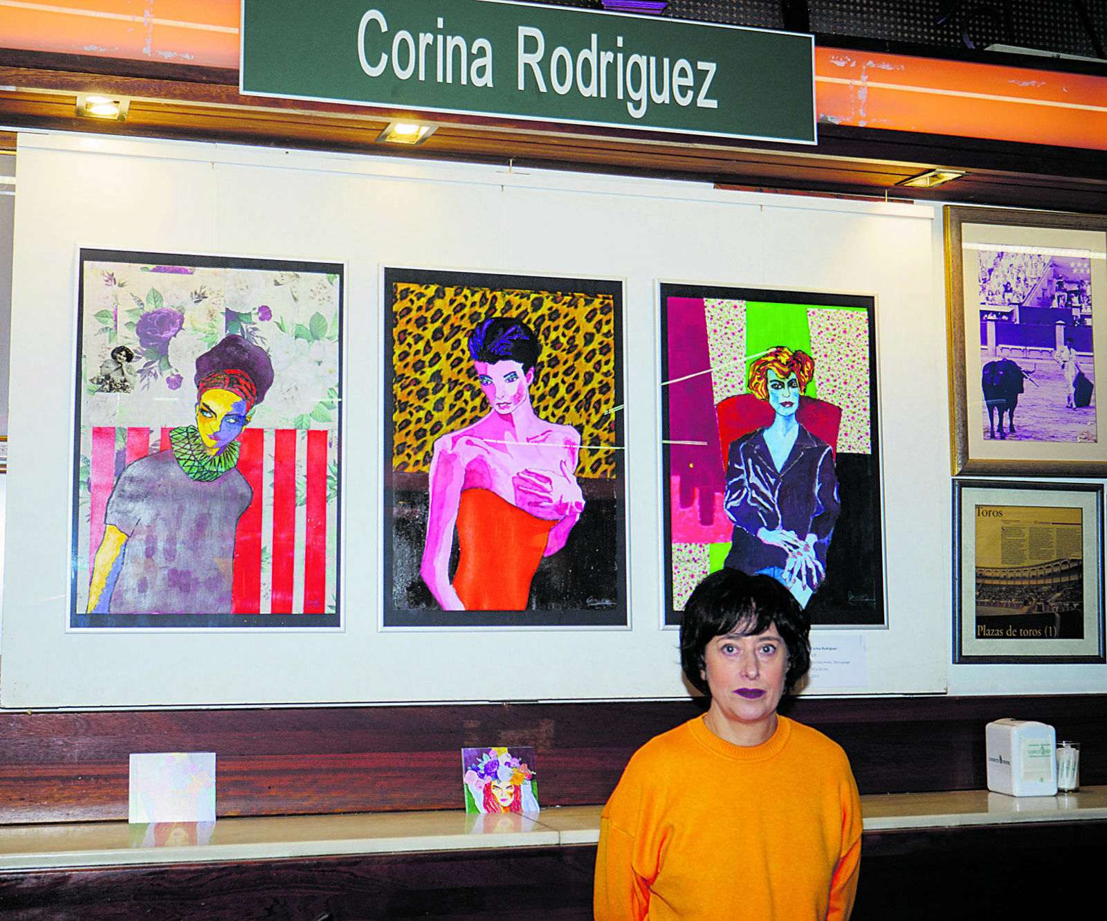 La artista leonesa Corina Rodríguez expone sus coloristas retratos de mujeres en el Camarote Madrid. | VICENTE GARCÍA