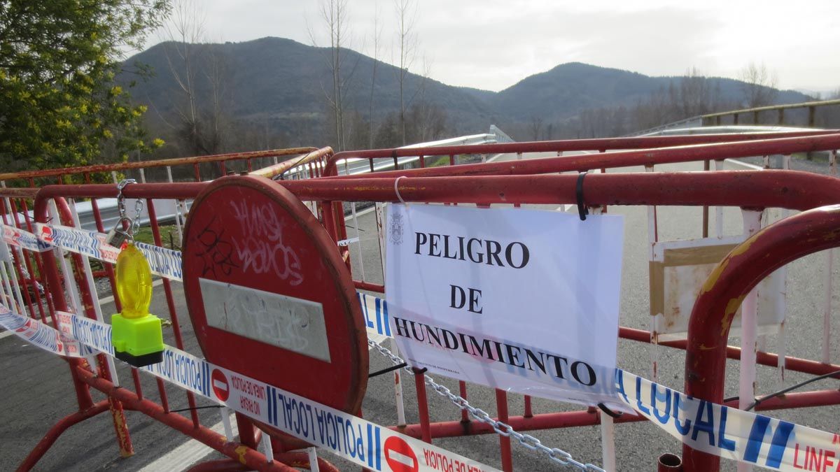 La valla que embistió el vehículo condenado a pagar una multa de 1.900 euros. | L.N.C.