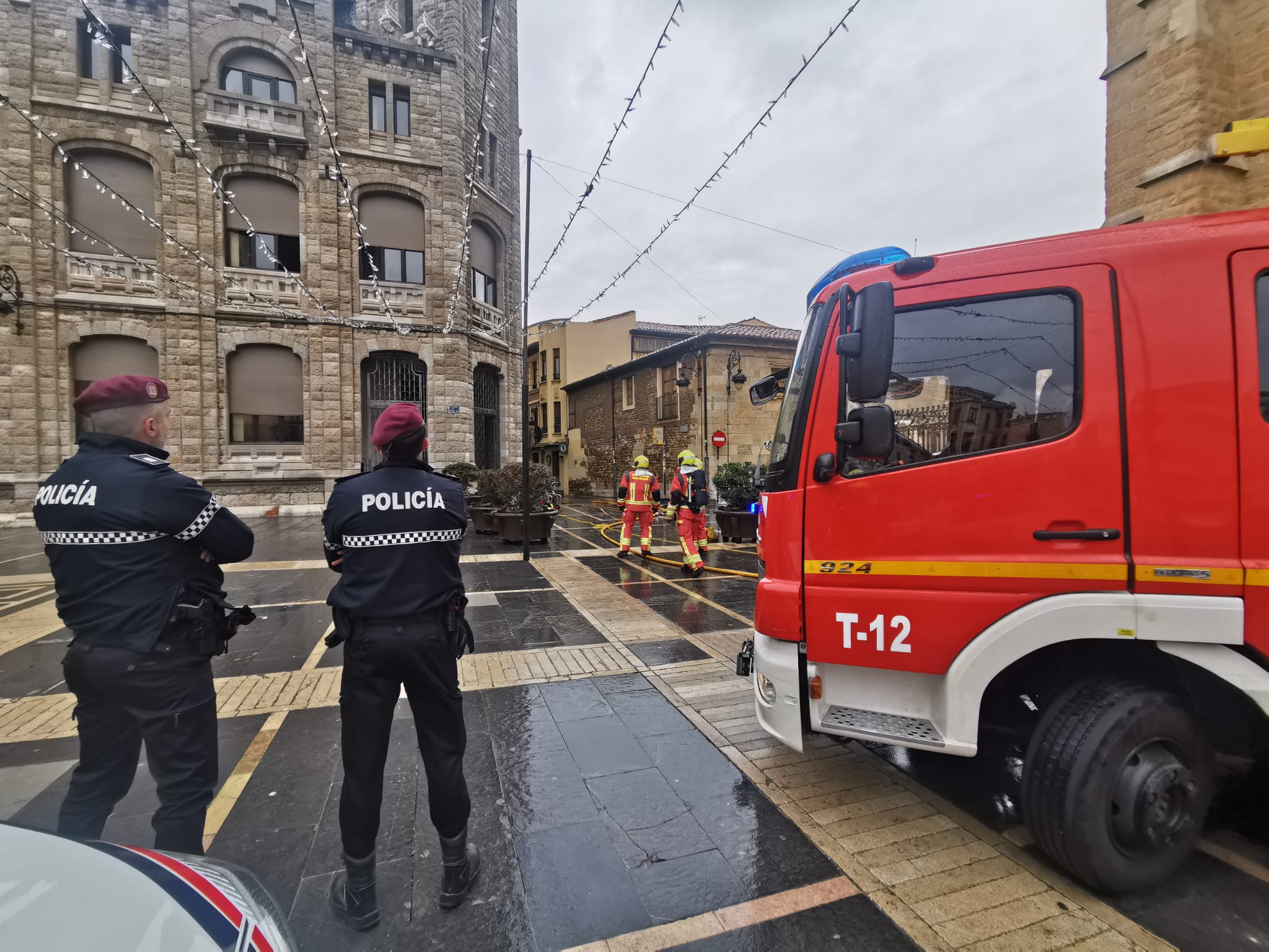 Los efectivos desplegados en la plaza de Regla. | @LEONBOMBEROS