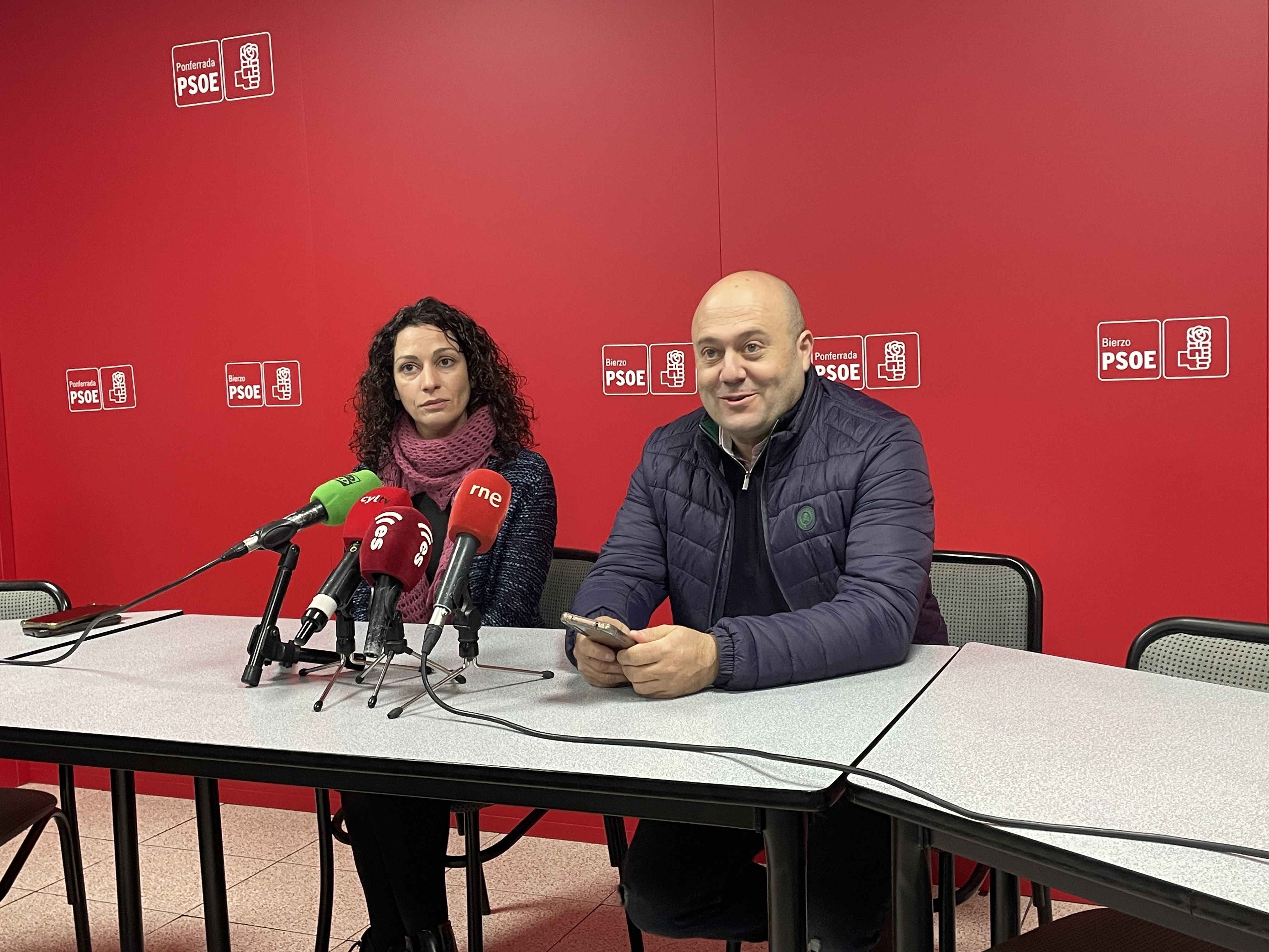 Alicia García Tejón y Javier Campos en la sede del PSOE de Ponferrada. | Javier Fernández