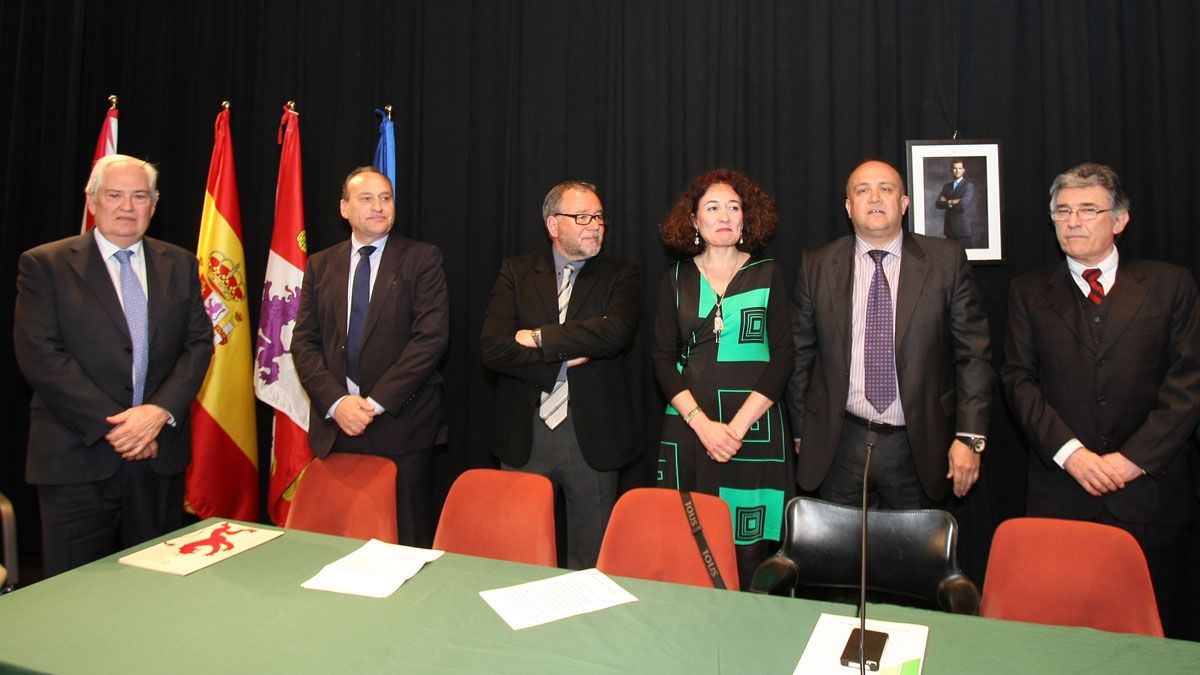 Guillermo García, Alfonso Arias, Ricardo González Saavedra, Gloria Merayo, Gerardo Álvarez Courel y Jesús Esteban, durante el acto. | C. SÁNCHEZ (ICAL)