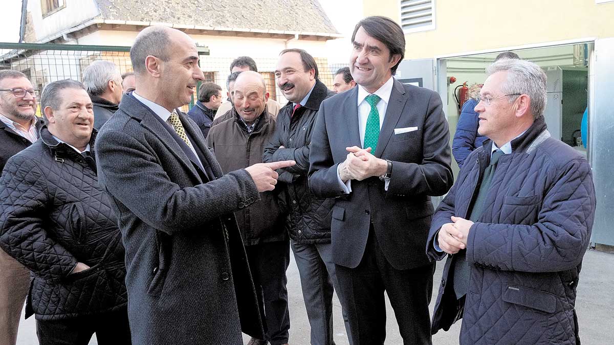 El coordinador ejecutivo de La Nueva Crónica, Jesús Sanz, saluda al consejero de Fomento y Medio Ambiente, Juan Carlos Suárez-Quiñones y al alcalde de Santa Colomba de Somoza, José Miguel Nieto. | DANIEL MARTÍN