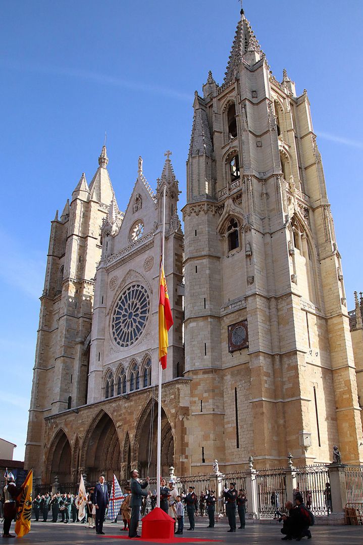 La bandera de León ya ha ondeado en la plaza de Regla en otras ocasiones. | L.N.C.