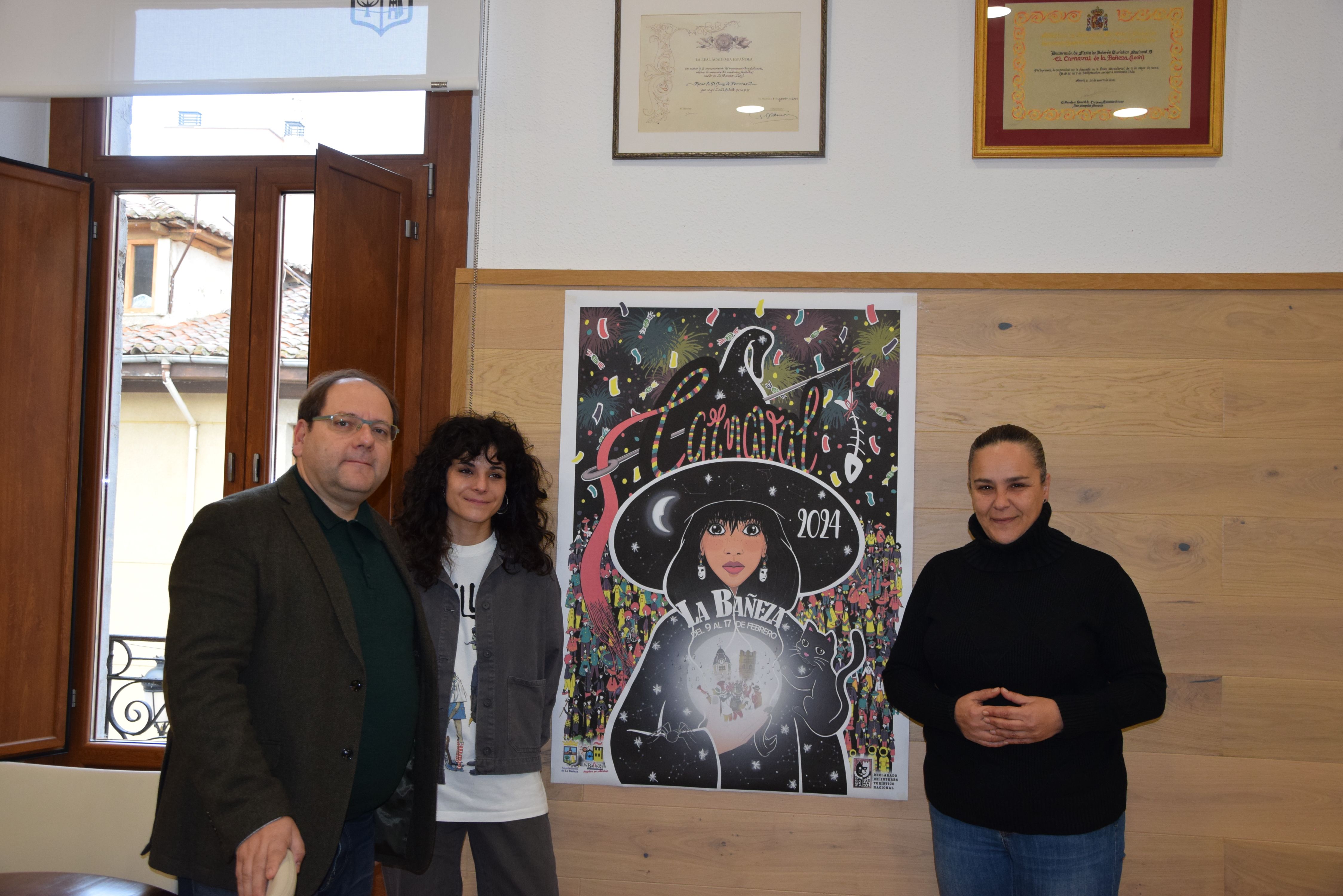 Javier Carrera, Laura Blanco Fernández y Carmen Macho presentando el cartel del Carnaval 2024. | L.N.C.