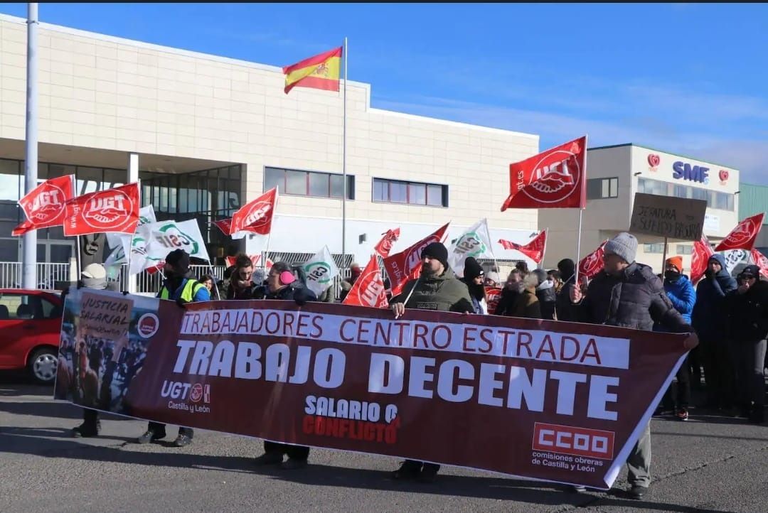 Los trabajadores con una pancarta este viernes durante la protesta. | L.N.C.