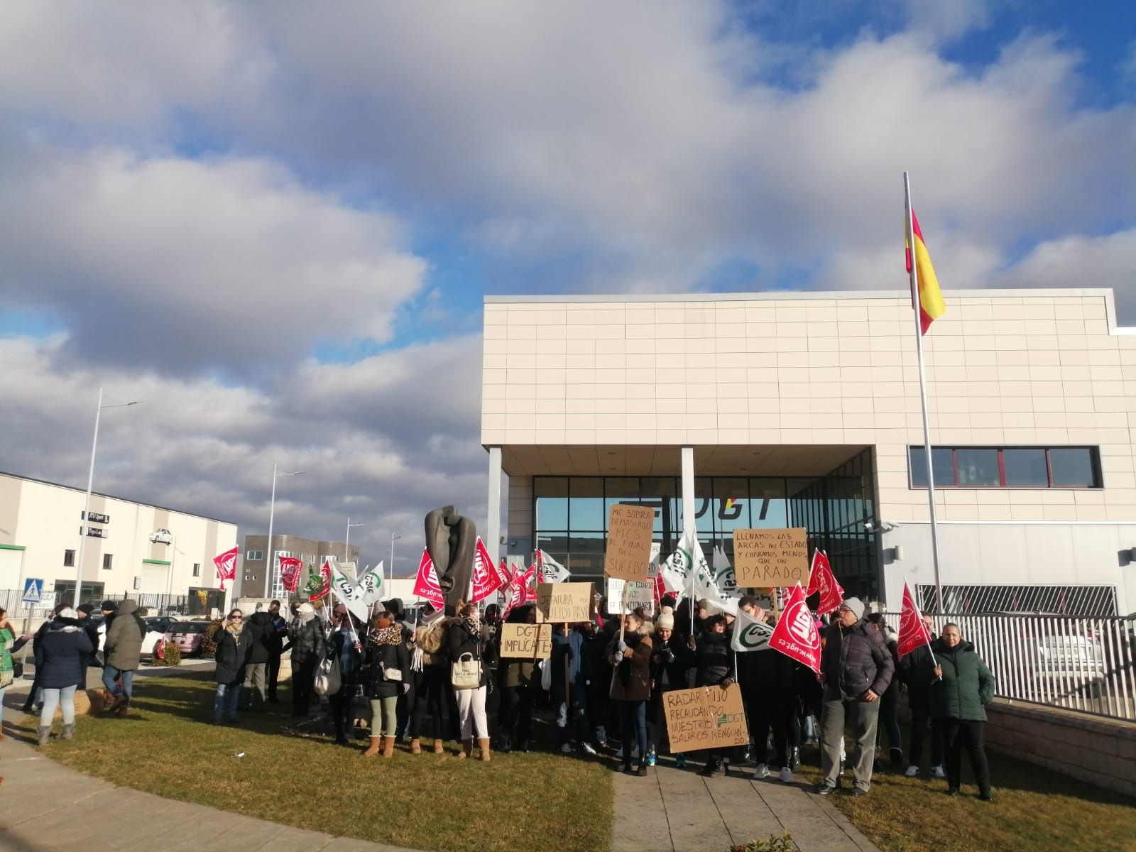 Un instante de la concentración a las puertas del Centro Estrada. | L.N.C.