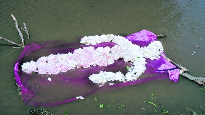 Imagen 2 Ana MendietaFlower Person, Flower Body Imagen 2 Ana MendietaFlower Person, Flower Body