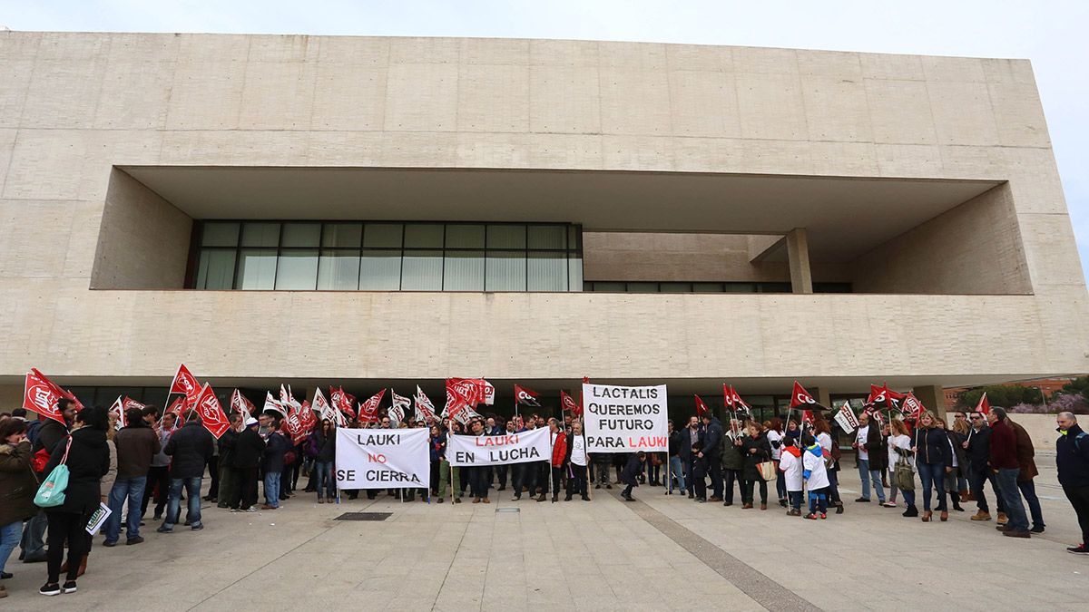 Trabajadores de Lauki concentrados ante las Cortes. | ICAL