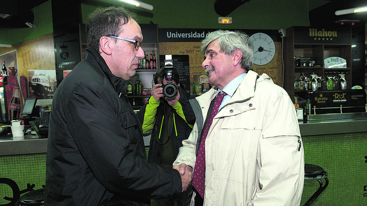 José Luis Chamosa y Juan Francisco García Marín se saludan tras conocerse los resultados del jueves. | MAURICIO PEÑA