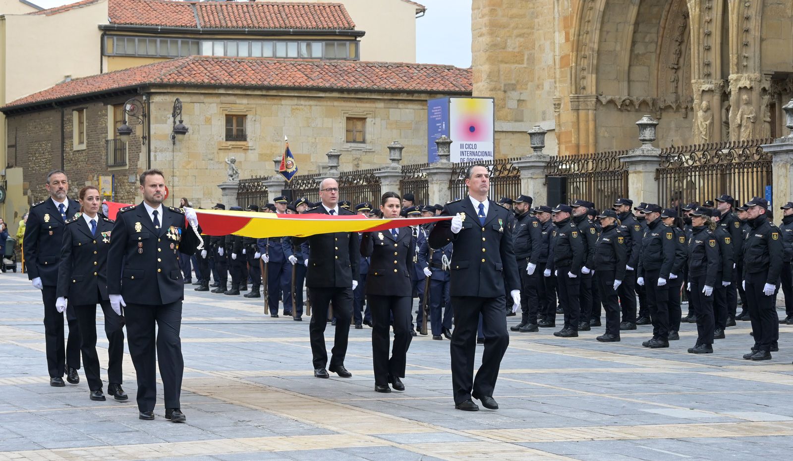 Instantes previos al izado de bandera en la plaza de Regla para celebrar el bicentenario de la Policía Nacional. | MAURICIO PEÑA