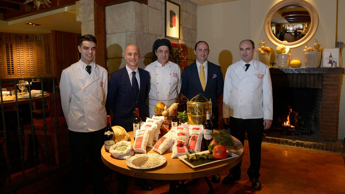 El director del Hotel Conde Luna, Manuel García, con el equipo de cocina y comedor del restaurante Casa Mando. | MAURICIO PEÑA