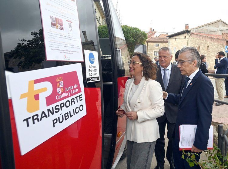 La consejera de Movilidad, María González, en la presentación del servicio de transporte a la demanda en 2022. | ICAL
