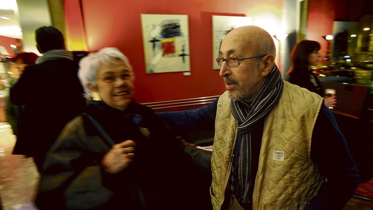 Los amigos arroparon a Manuel Jular Santamarta en la inauguración de su muestra ‘De ayer en adelante’ en el Café Ristán del Hotel Quindós. | DANIEL MARTÍN