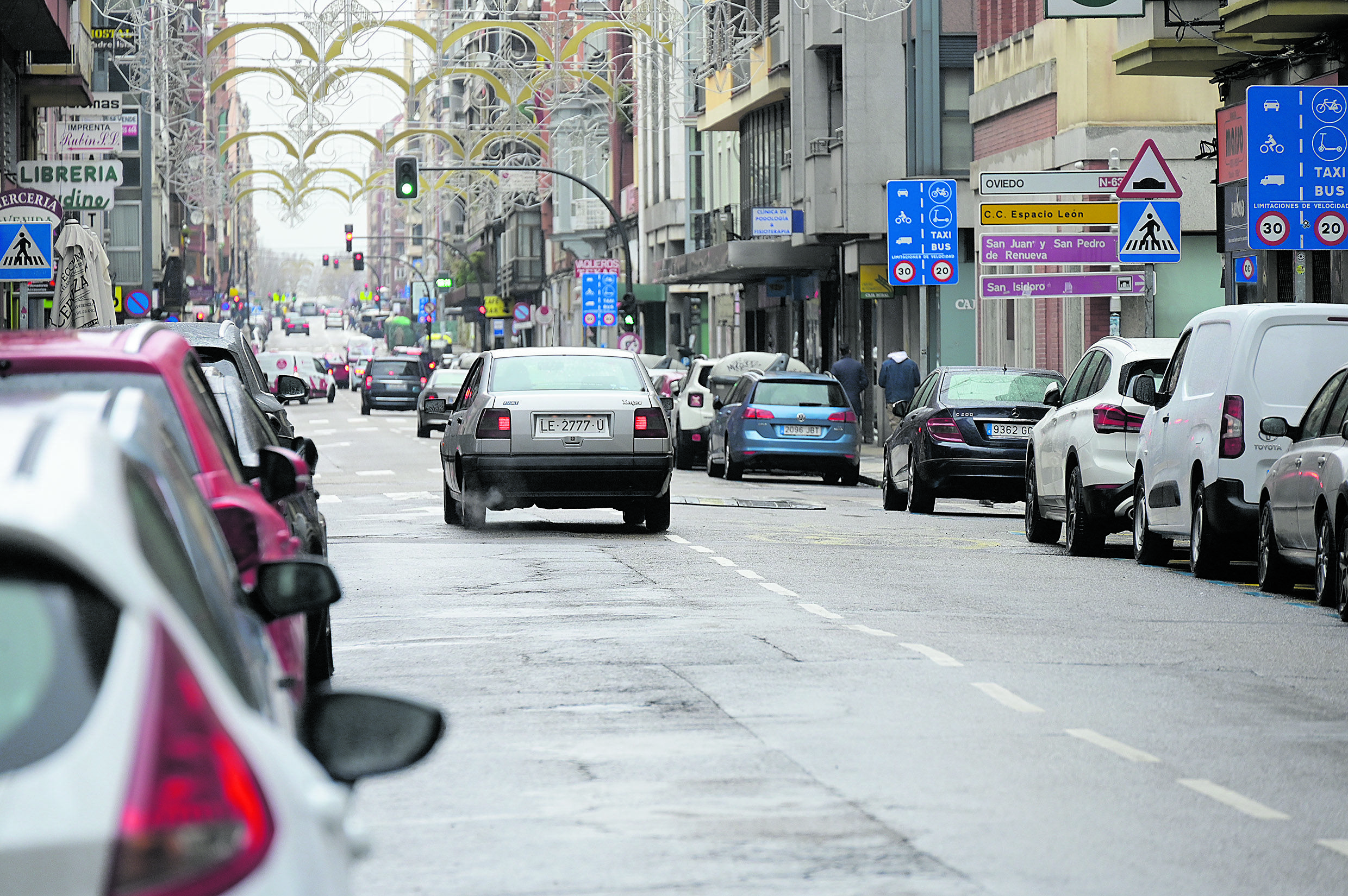 Imagen de archivo de un coche circulando por la ciudad. | MAURICIO PEÑA
