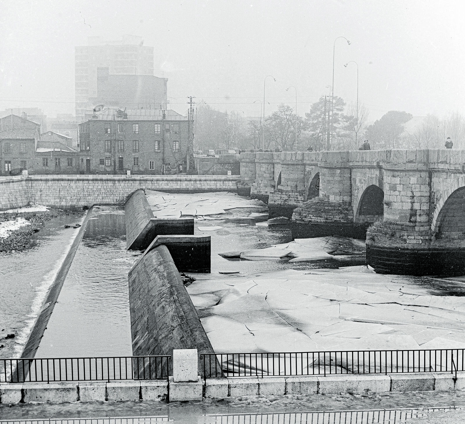 El hielo cubre las aguas del Bernesga a su paso por la ciudad. | FERNANDO RUBIO