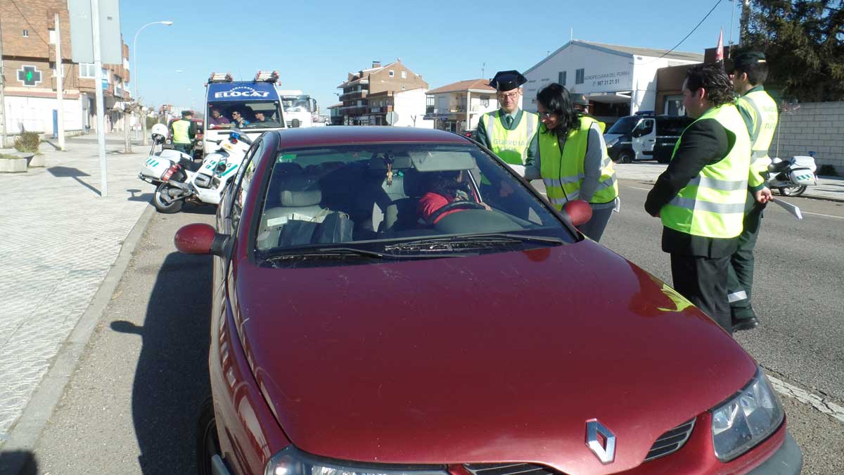 La subdelegada del Gobierno en León, Teresa Mata, y el teniente coronel de la Guardia Civial, Julio Gutiérrez, informaron a los conductores sobre la nueva campaña.