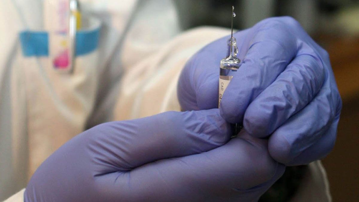Una enfermera prepara la inyección para administrar una vacuna en un centro de salud de la comunidad. | ICAL