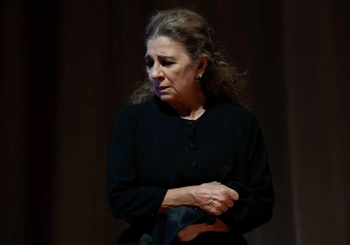 Lolita Flores en una escena de la función ‘Poncia’, basada en ‘La casa de Bernarda Alba’. | JAVIER NAVAL