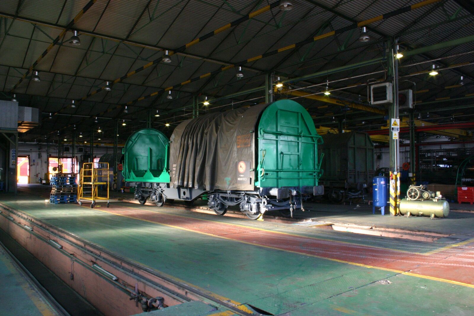 Interior de los talleres de material remolcado que Renfe tiene en León. | EDUARDO TOCINO