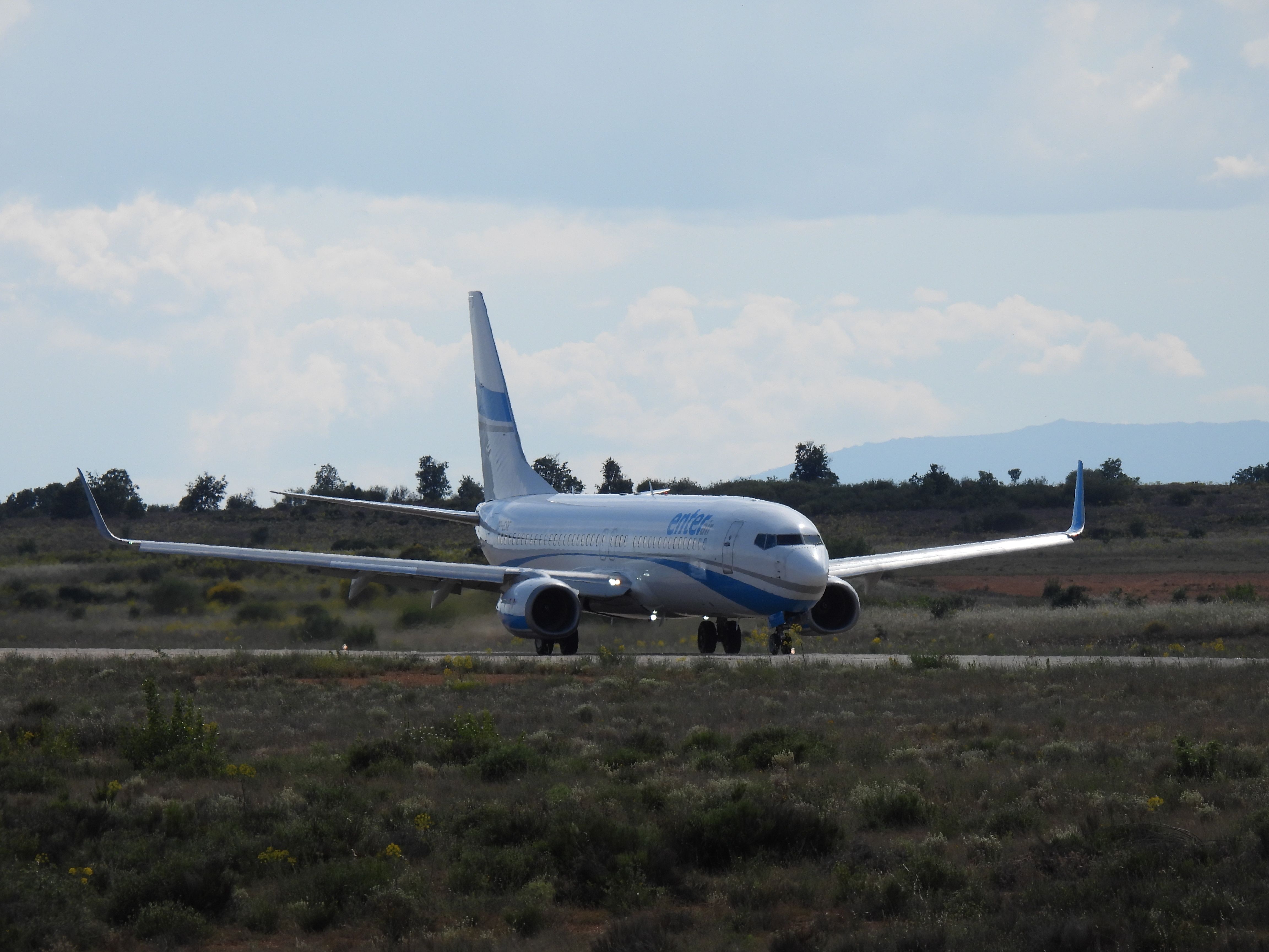 Un avión de la compañía Enter Air aterrizando en León. | SAÚL ARÉN