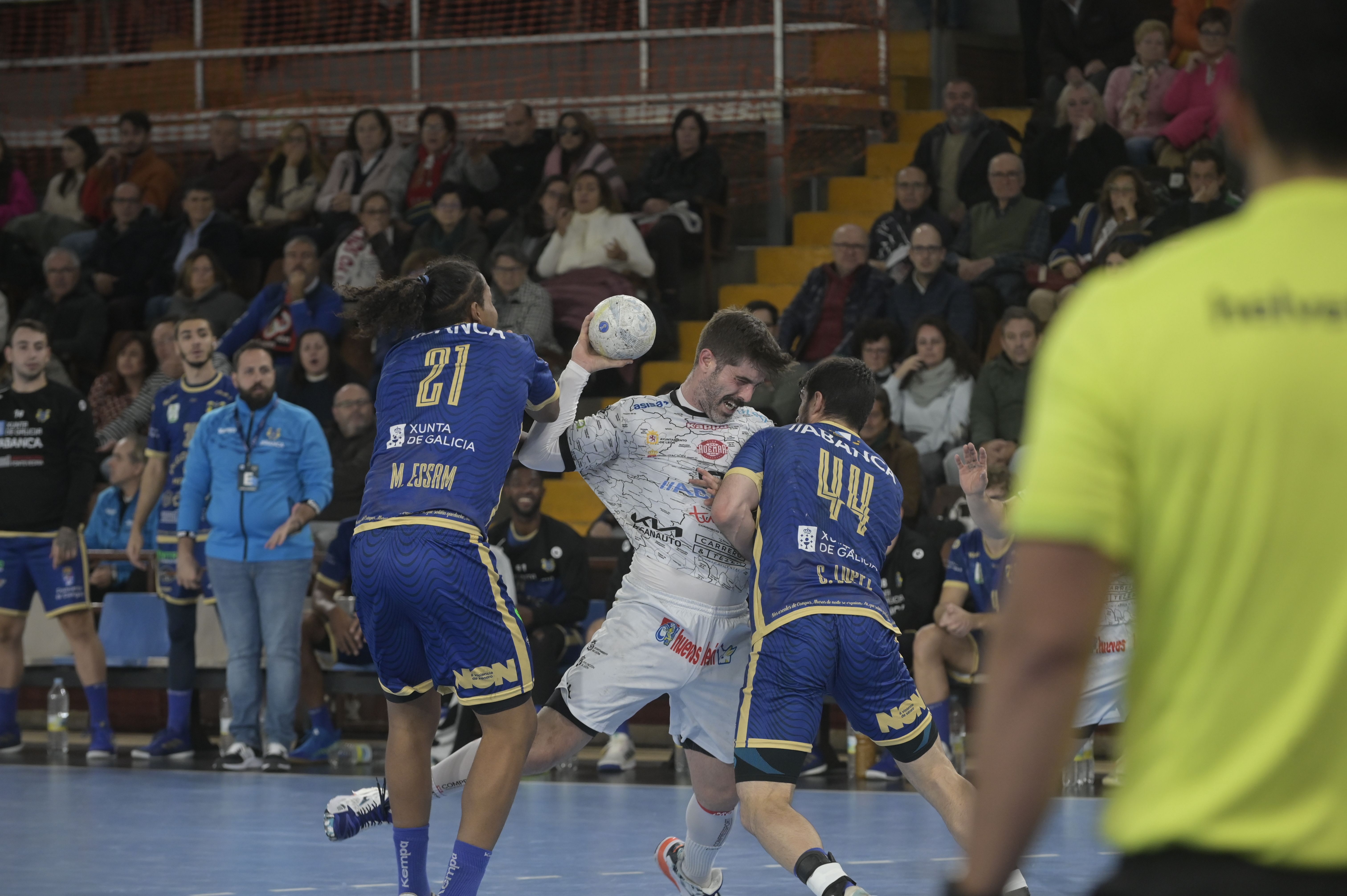 Juan Castro busca un lanzamiento frente al Cangas. | MAURICIO PEÑA